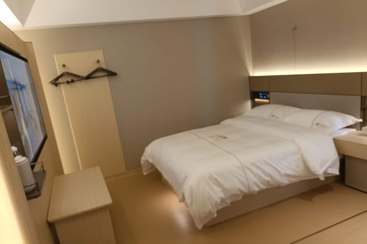 Cubrecamas y caja de seguridad en la habitación