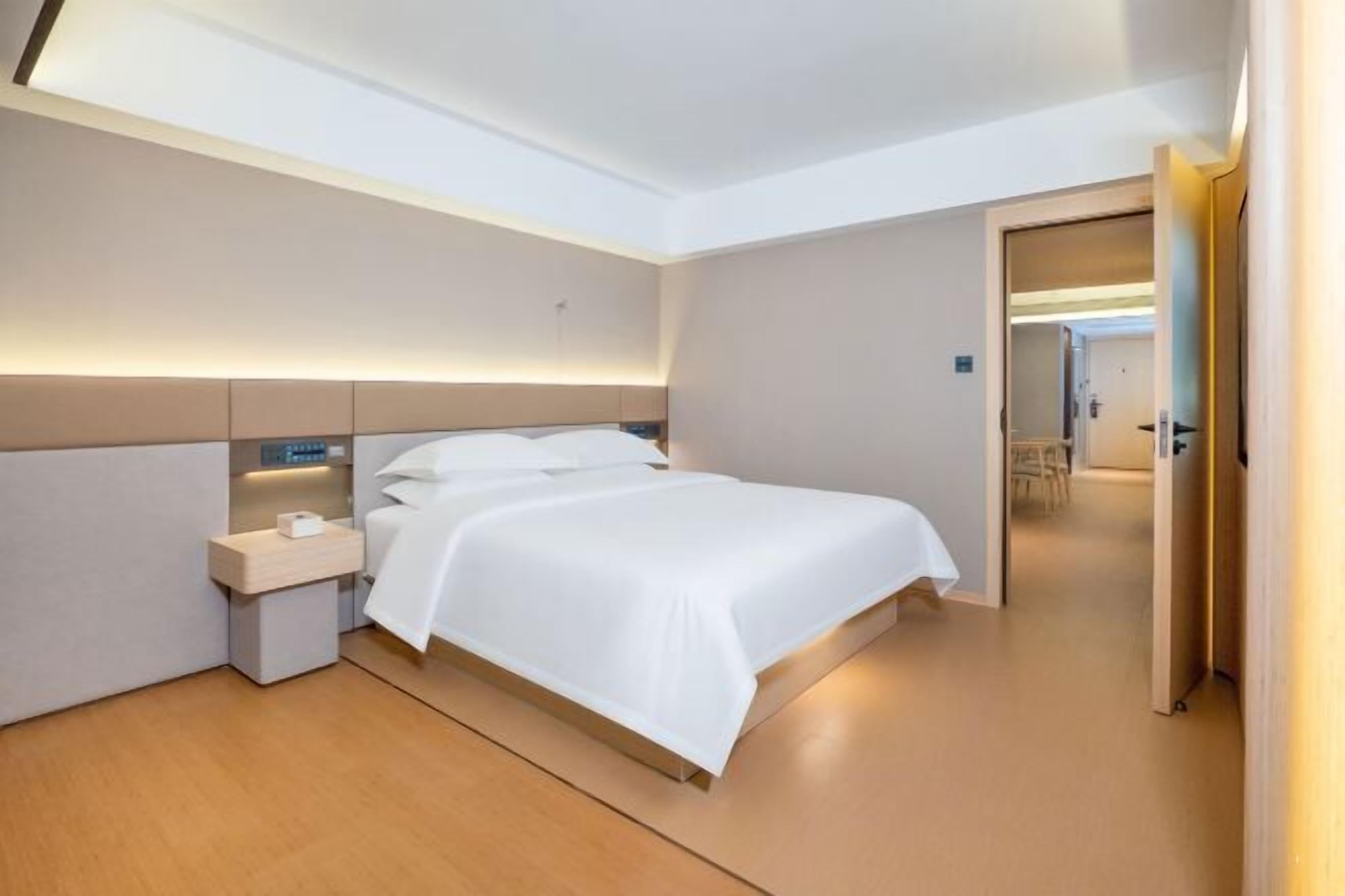 Daunenbettdecken, Zimmersafe, individuell dekoriert, Schreibtisch