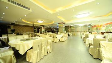 2 restaurants, breakfast, lunch, dinner served; Chinese cuisine