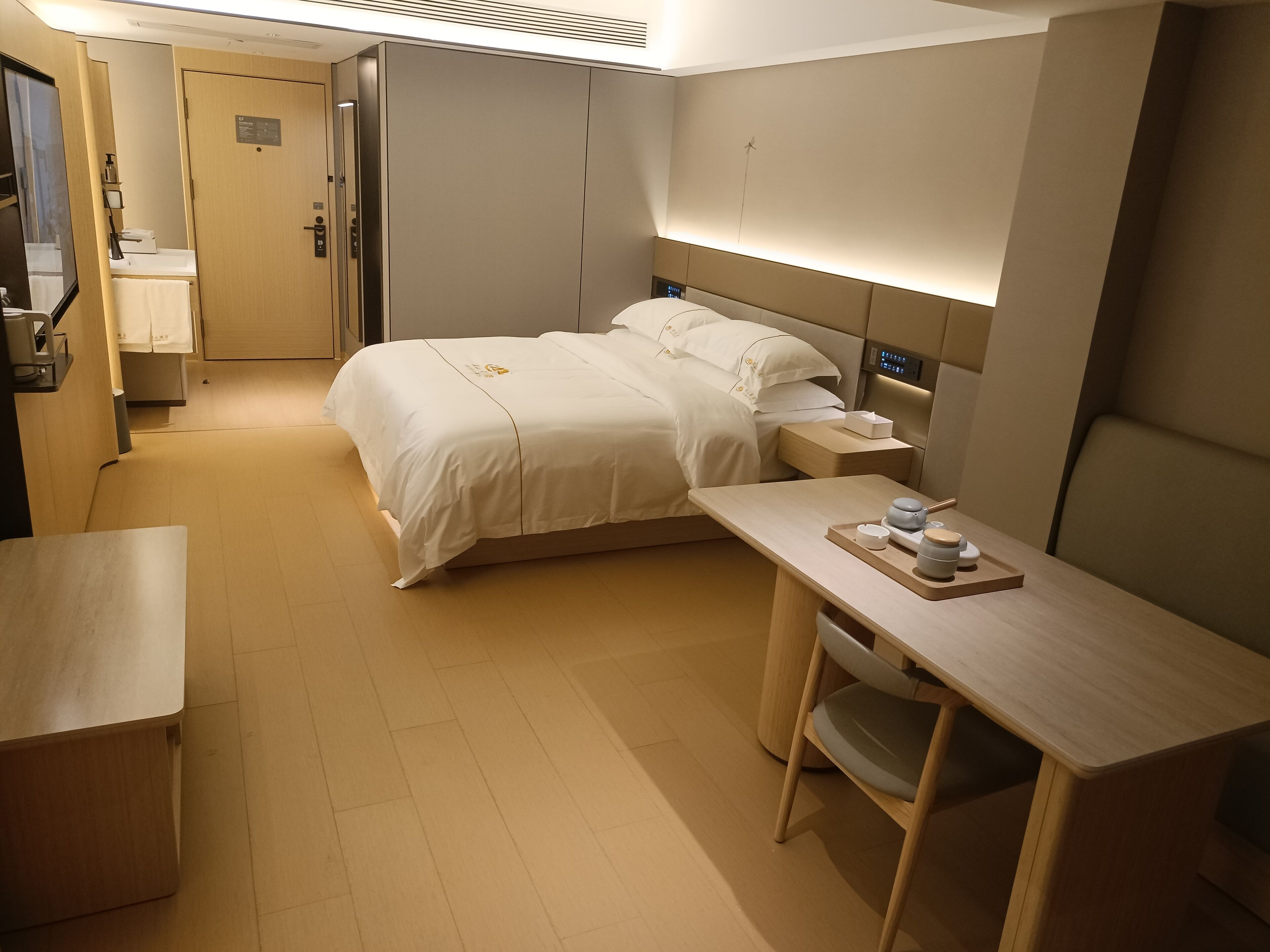 Cubrecamas y caja de seguridad en la habitación 