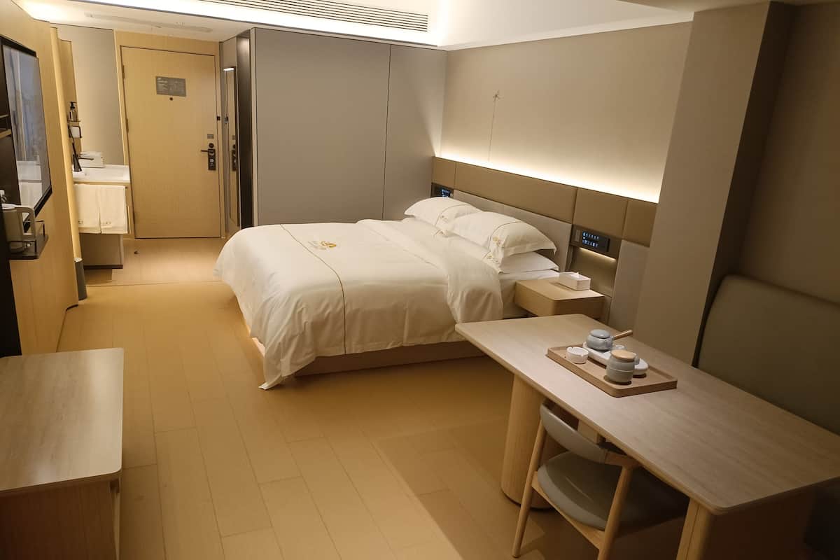 Cubrecamas y caja de seguridad en la habitación