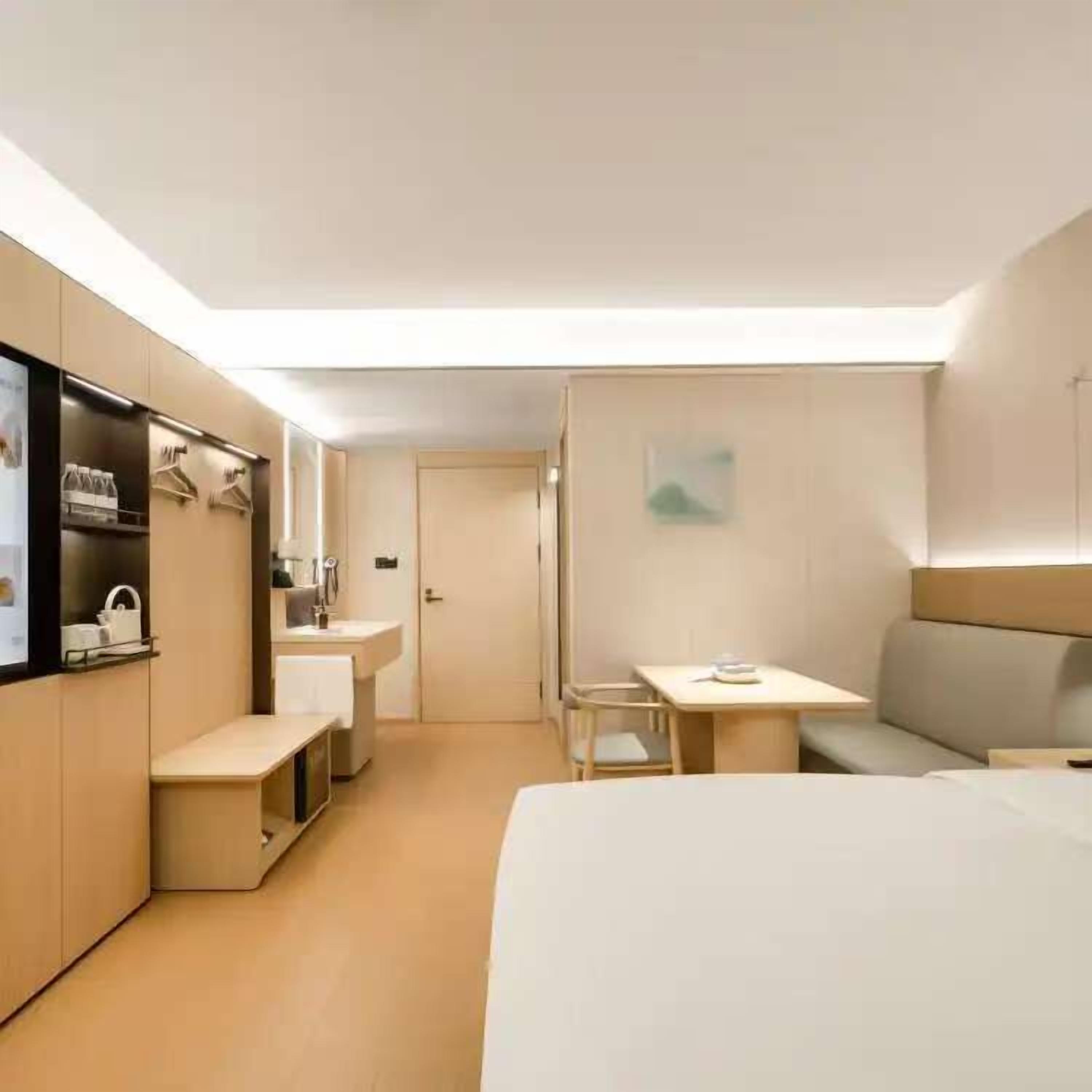 华丽双人房 | 客房内保险箱、办公桌、笔记本电脑工作区、隔音