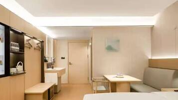 Quarto casal luxo | Cofres nos quartos, escrivaninha, espaço de trabalho para notebook