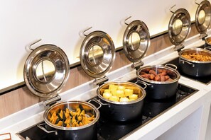 Se ofrece un desayuno bufé todos los días (por un coste adicional)