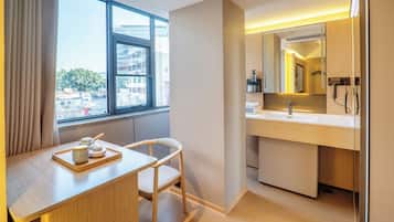 Phòng phong cách cổ điển, có phòng tắm riêng | Chăn bông, két bảo mật tại phòng, trang trí khác biệt, bàn