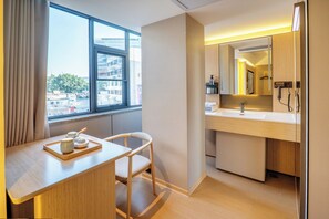 Down duvets, in-room safe, individually decorated, desk - Junshan Hotel (Guangzhou)