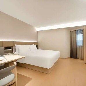 Phòng đôi Deluxe | Két bảo mật tại phòng, bàn, khu vực làm việc phù hợp cho laptop 