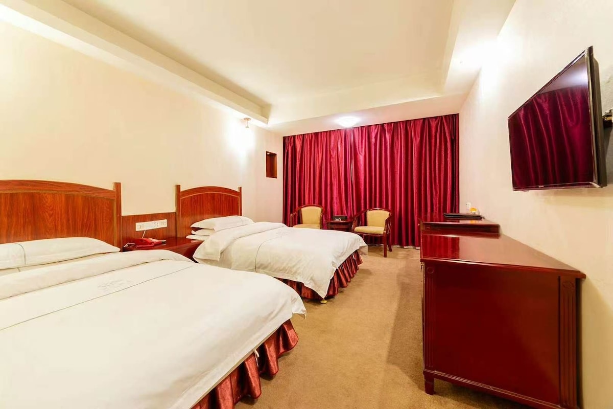 Superior Business Room | Down comforters, in-room safe, desk, laptop workspace