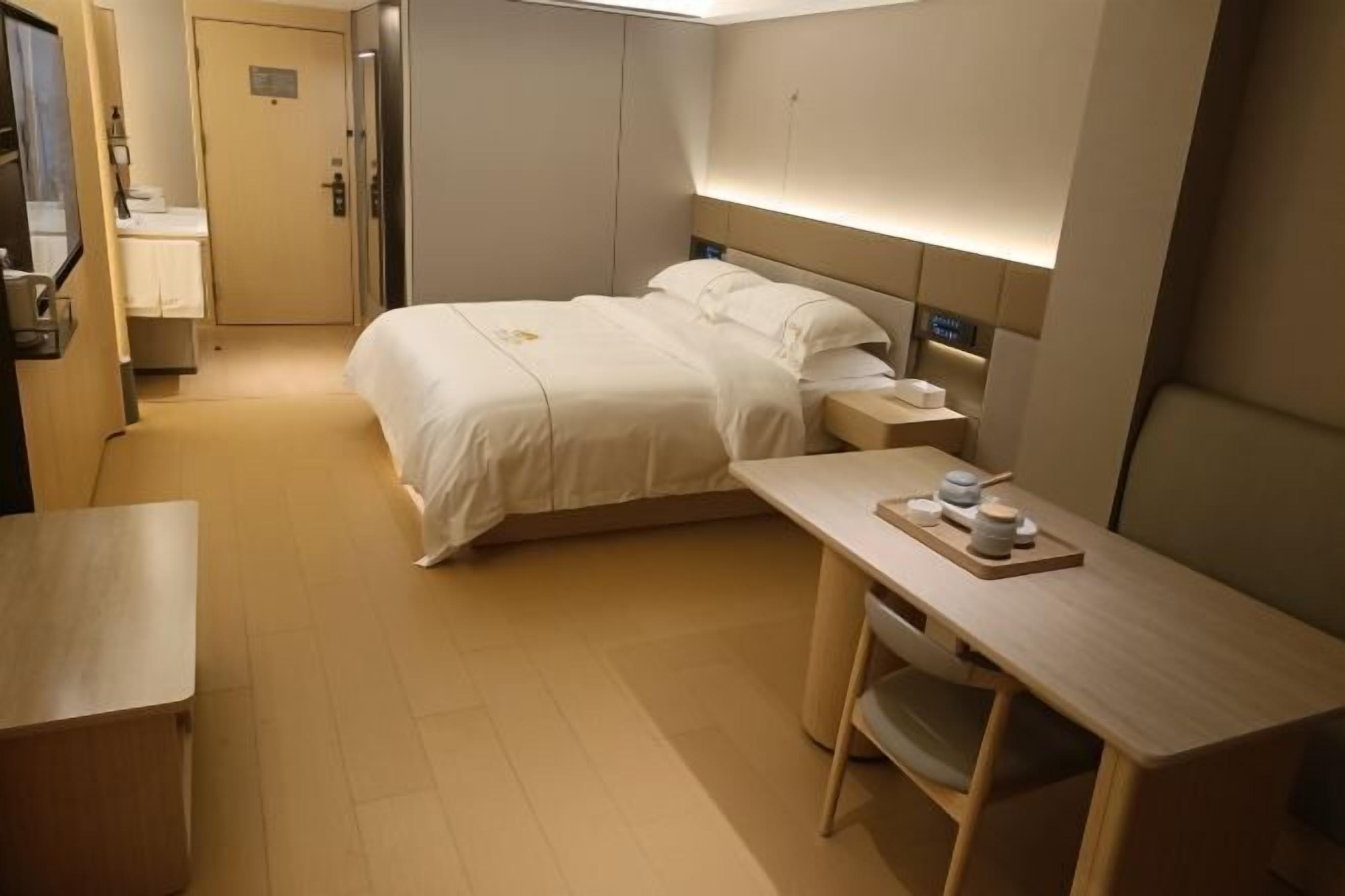 Cubrecamas y caja de seguridad en la habitación 