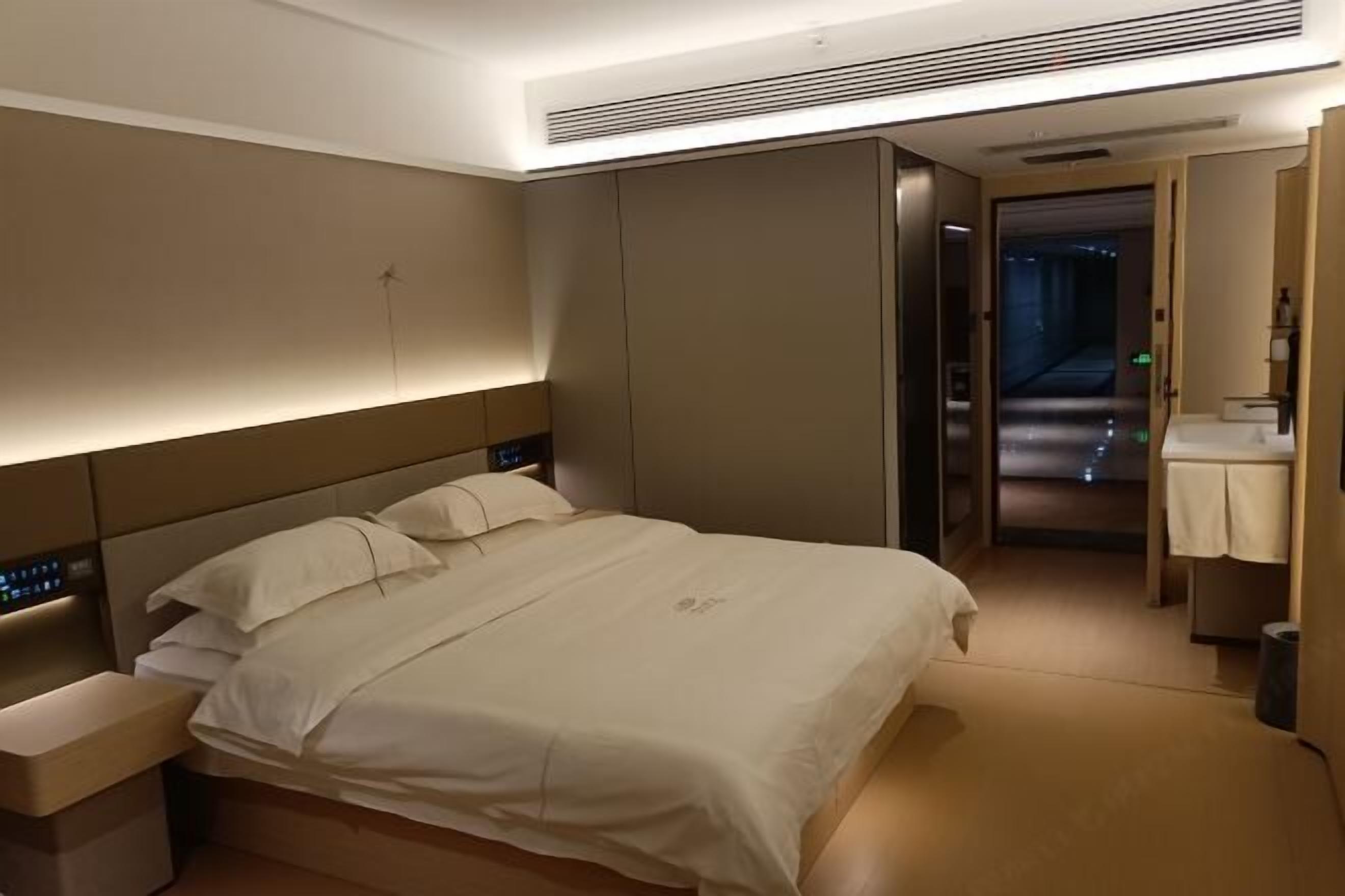 客房內保險箱、書桌、筆電工作空間、隔音