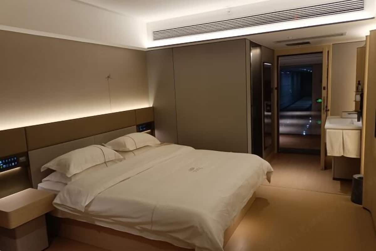 客房內保險箱、書桌、筆電工作空間、隔音