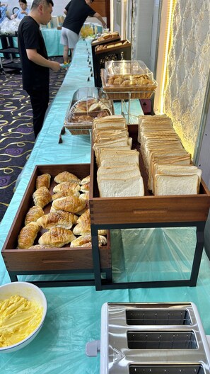 2 restaurants; breakfast, lunch and dinner served  - Junshan Hotel (Guangzhou)