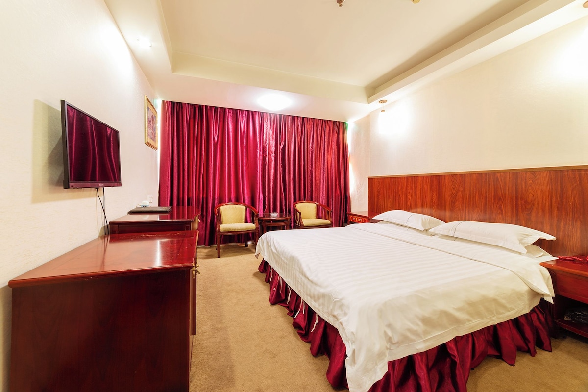 Standard Double Room | Down comforters, in-room safe, desk, laptop workspace