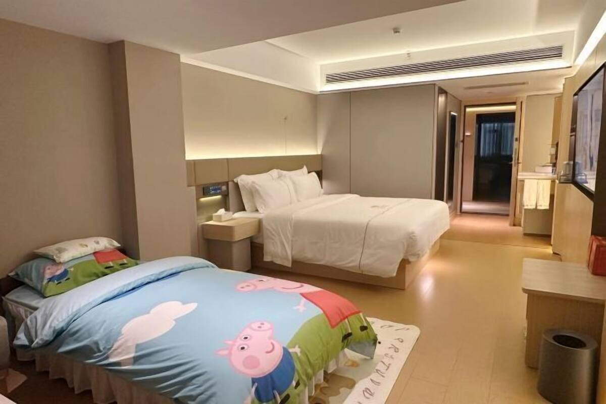 羽絨被、客房內保險箱、書桌、筆電工作空間