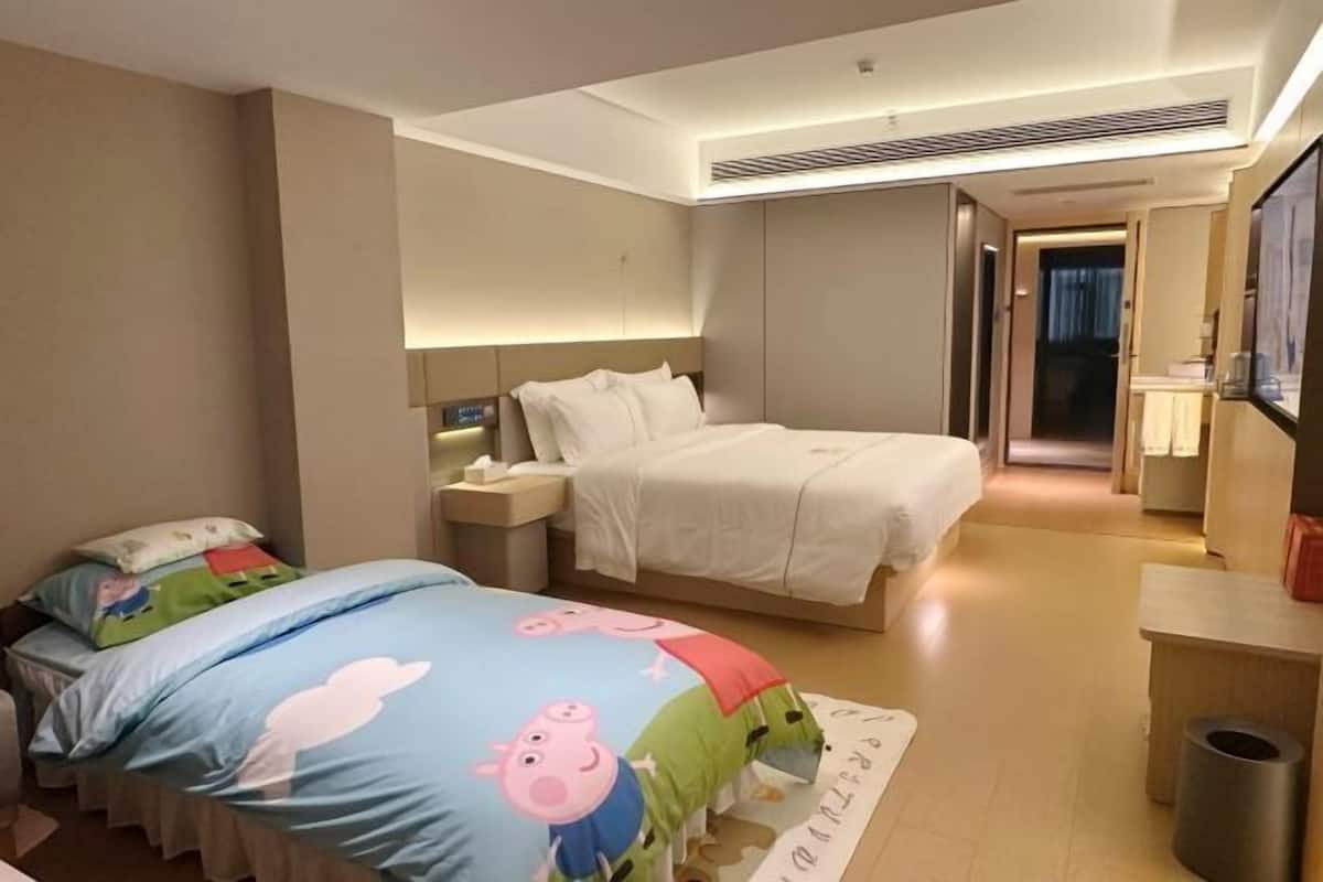 Cubrecamas y caja de seguridad en la habitación