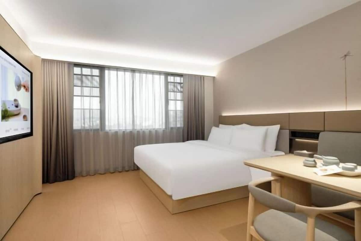 In-room safe, desk, laptop workspace, soundproofing