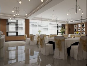 2 間餐廳，供應早餐、午餐和晚餐，中式料理