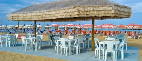 Playa privada en los alrededores, sillas reclinables de playa
