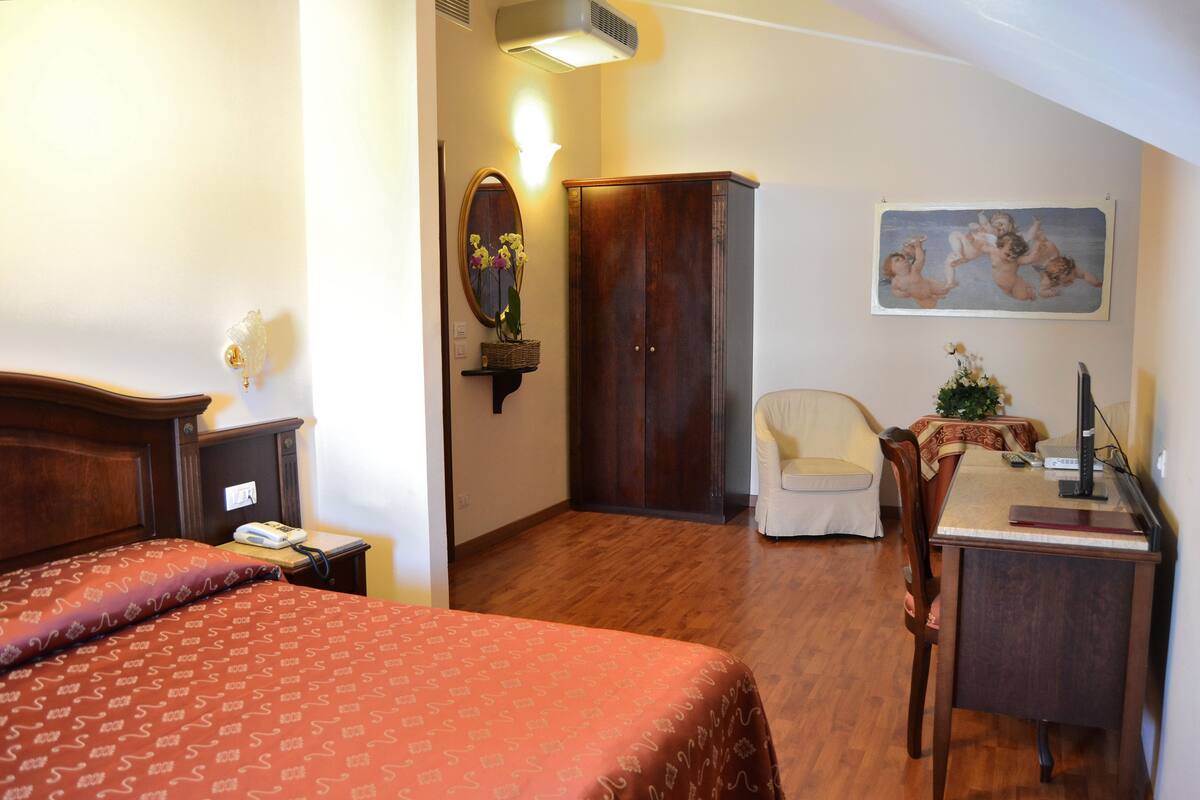 double room | minibar, in-room safe, desk, soundproofing