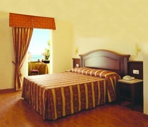 Minibar, coffres-forts dans les chambres, bureau, chambres insonorisées