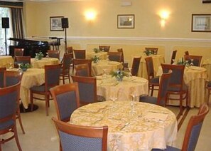 Breakfast, lunch, dinner served; seafood 