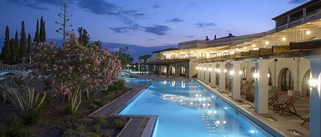 Piscine couverte, piscine extérieure, parasols de plage, chaises longues