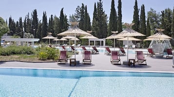 Inomhuspool, utomhuspool, parasoller och solstolar