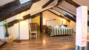 Family Room, Private Bathroom - Corte Canal Venice (Venice)