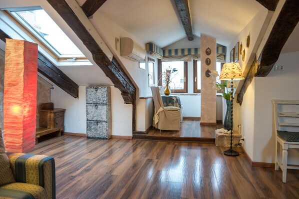 Habitación familiar, baño privado | Caja fuerte, cortinas opacas, sistema de insonorización