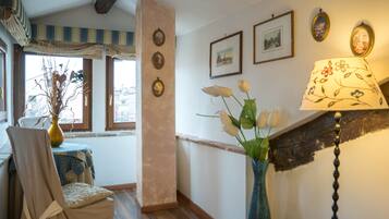 Una cassaforte in camera, tende oscuranti, insonorizzazione