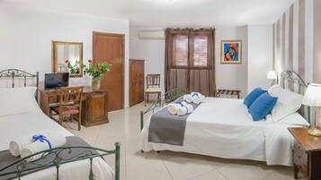 Chambre Triple | Literie hypoallergénique, coffres-forts dans les chambres, bureau