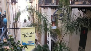A narrow alley with a sign for Garibaldi Relais, indicating a breakfast option. - Garibaldi Relais (Sciacca)