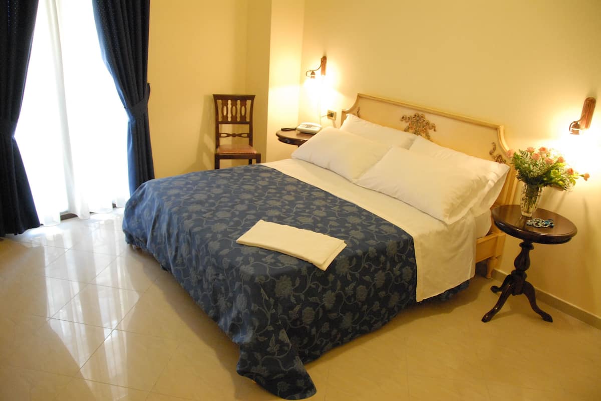 Hypo-allergenic bedding, in-room safe, desk, laptop workspace