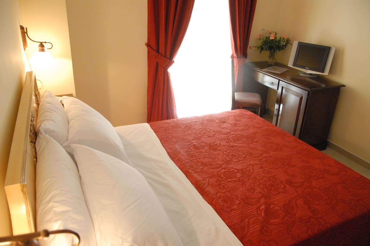 Hypo-allergenic bedding, in-room safe, desk, laptop workspace