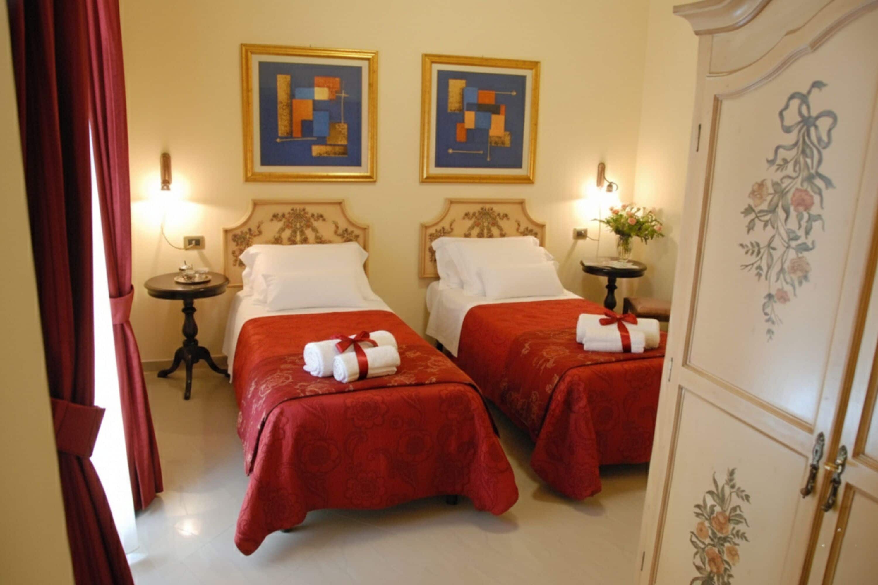 Kahden hengen huone (kaksi sänkyä), 2 yhden hengen sänkyä | Allergiatestatut vuodevaatteet, tallelokero huoneessa, työpöytä