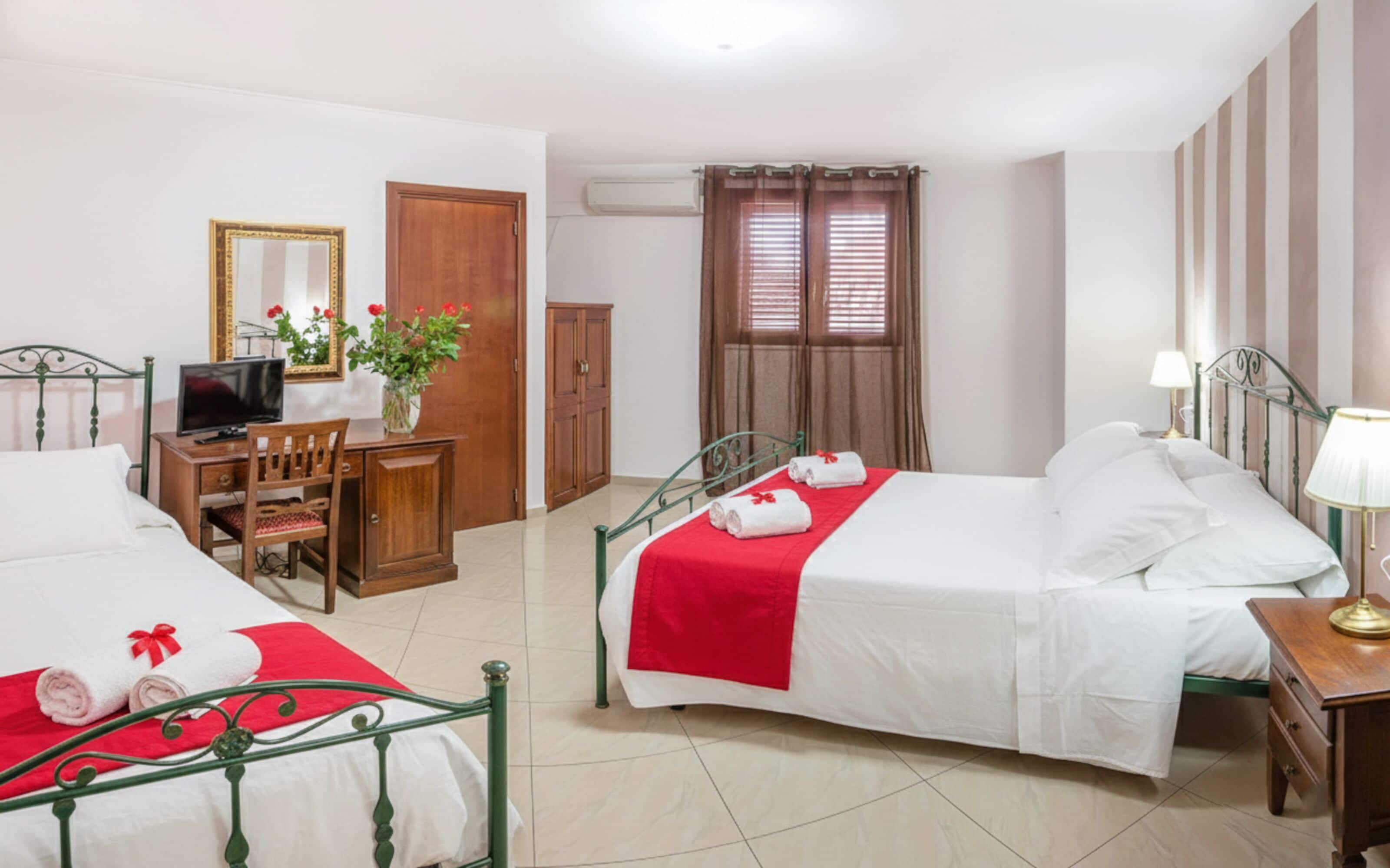 三人房 | 低過敏寢具、客房內保險箱、書桌、筆電工作空間