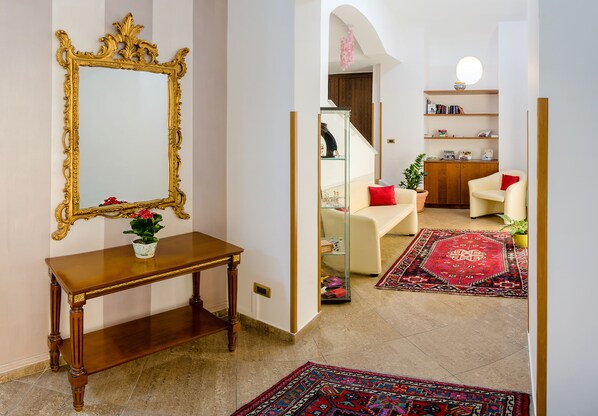 Lobby sitting area - Garibaldi Relais (Sciacca)