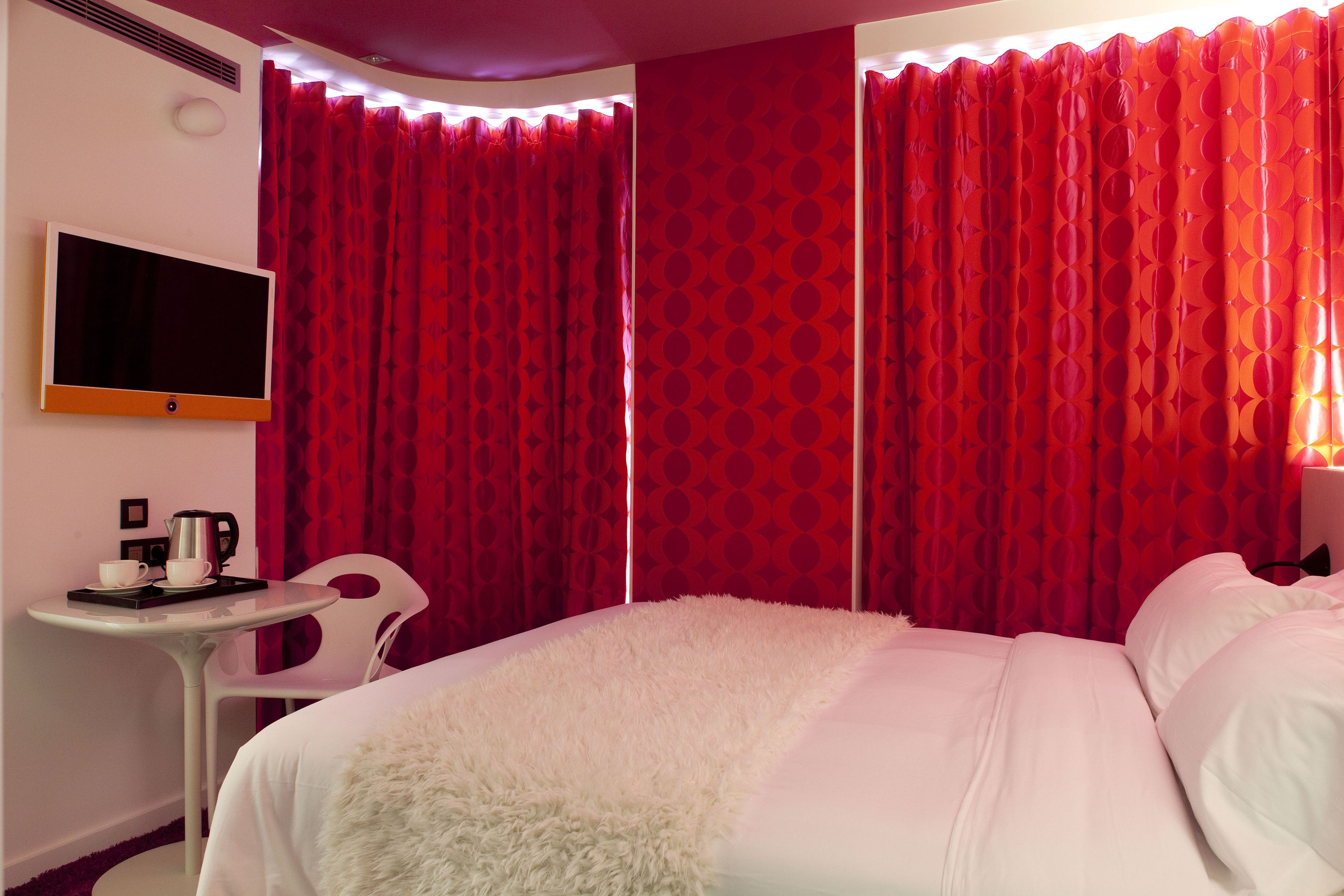 superior room | minibar, in-room safe, individually decorated, individually furnished