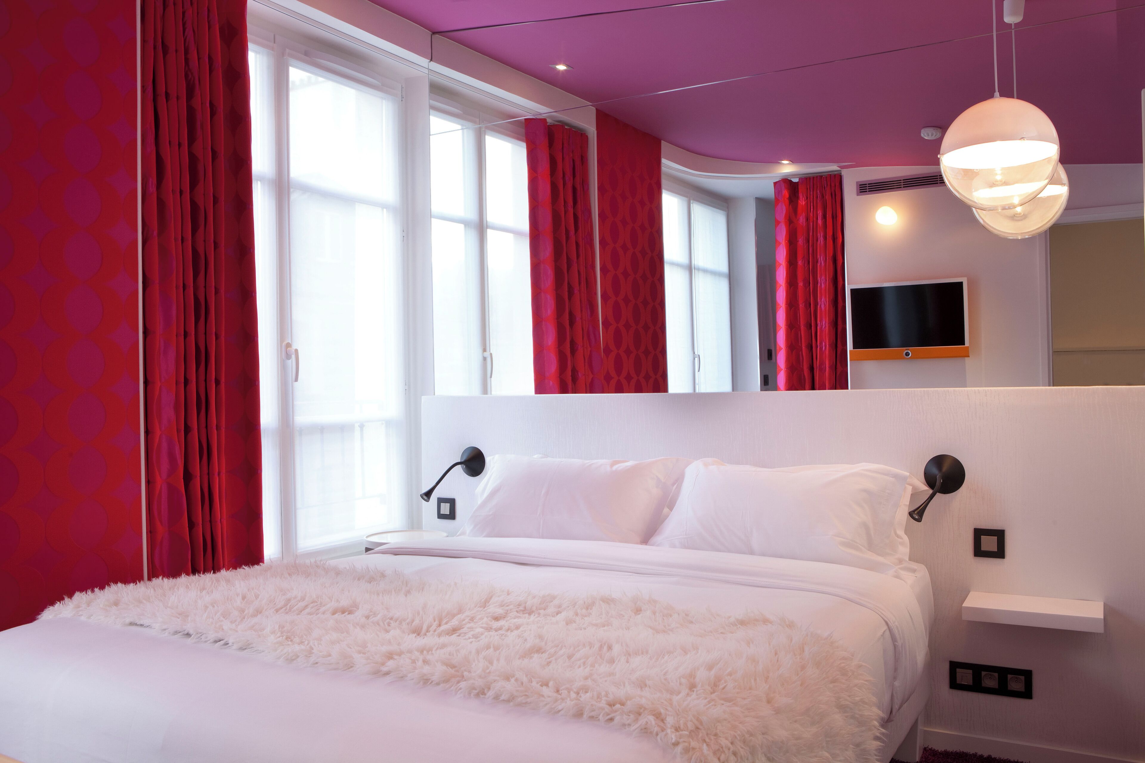 Classic Room | Minibar, in-room safe, individually decorated, individually furnished