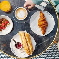 Desayuno a la carta diario (EUR 14 por persona)