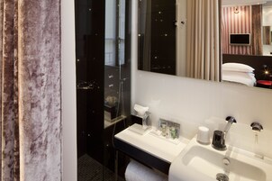 Classic Room | Bathroom | Rainfall showerhead, free toiletries, hair dryer, towels