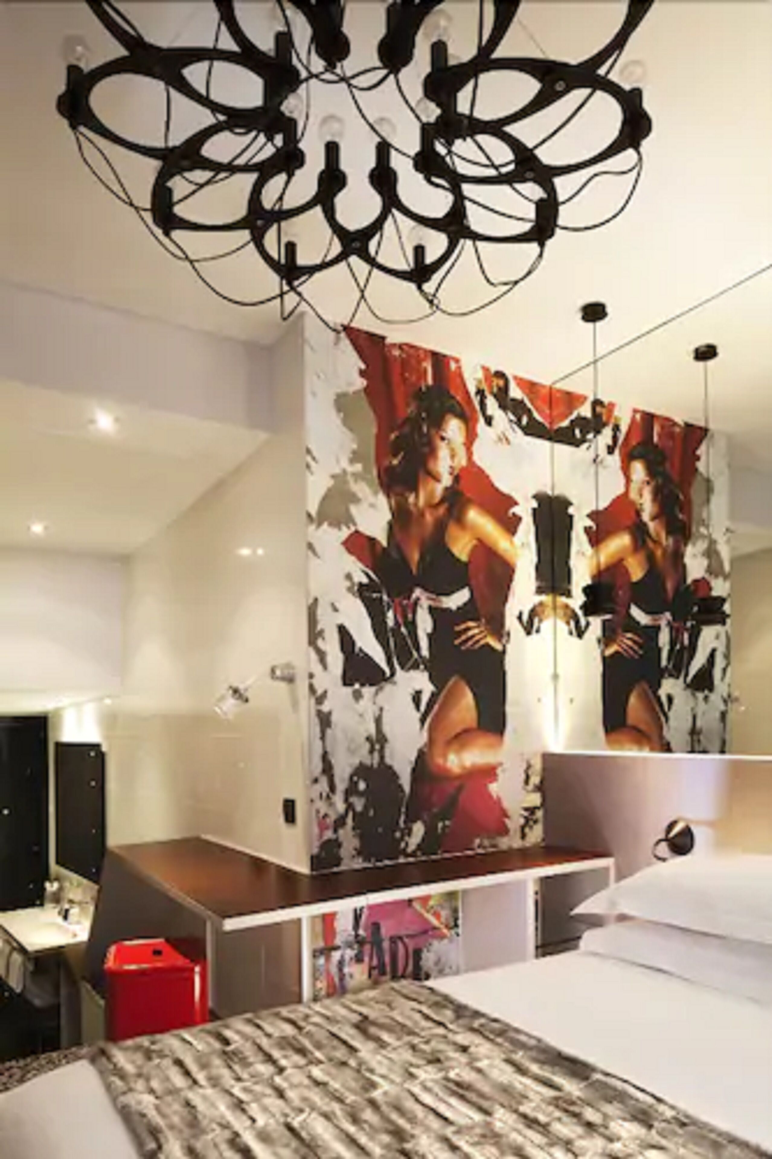 superior room | minibar, in-room safe, individually decorated, individually furnished