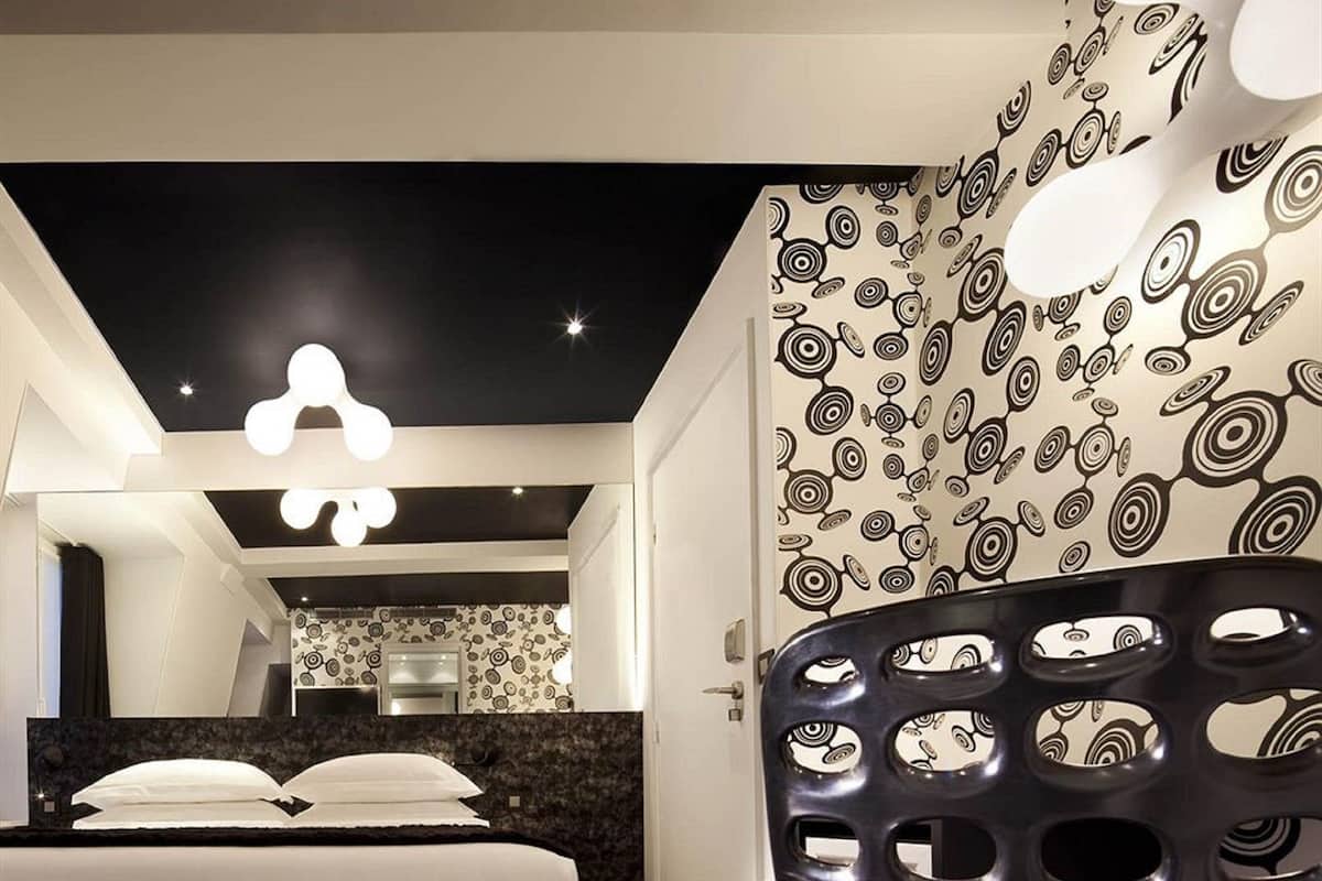 Classic Room | Minibar, in-room safe, individually decorated, individually furnished