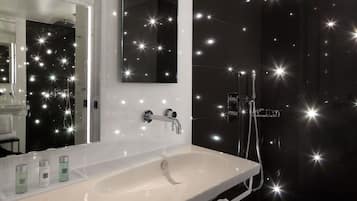 Kamar Superior | Kamar mandi | Pancuran hujan, perlengkapan mandi gratis, pengering rambut, dan handuk