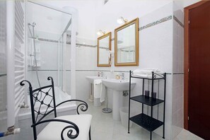 Doppelzimmer mit externem Badezimmer | Badezimmer | Haartrockner, Handtücher