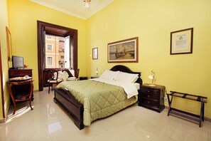 Habitación doble, baño en la habitación | Minibar, caja de seguridad en la habitación, cunas y camas extra 