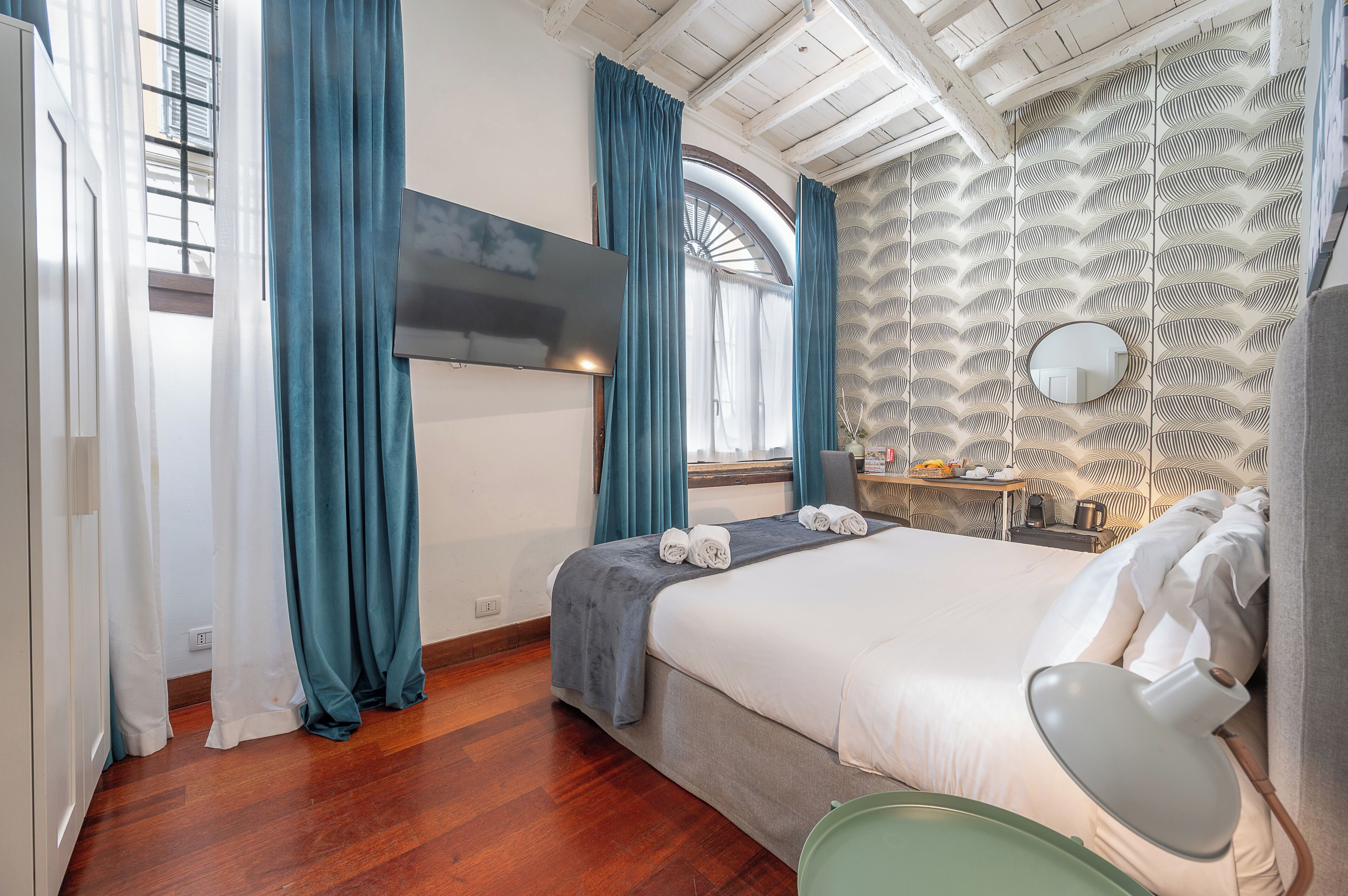 Kahden hengen standard-huone (yksi tai kaksi sänkyä) | Ylelliset vuodevaatteet, minibaari, tallelokero huoneessa, työpöytä