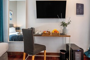 Family Quadruple Room | Premium bedding, minibar, in-room safe, desk - Maison Giulia (Rome)