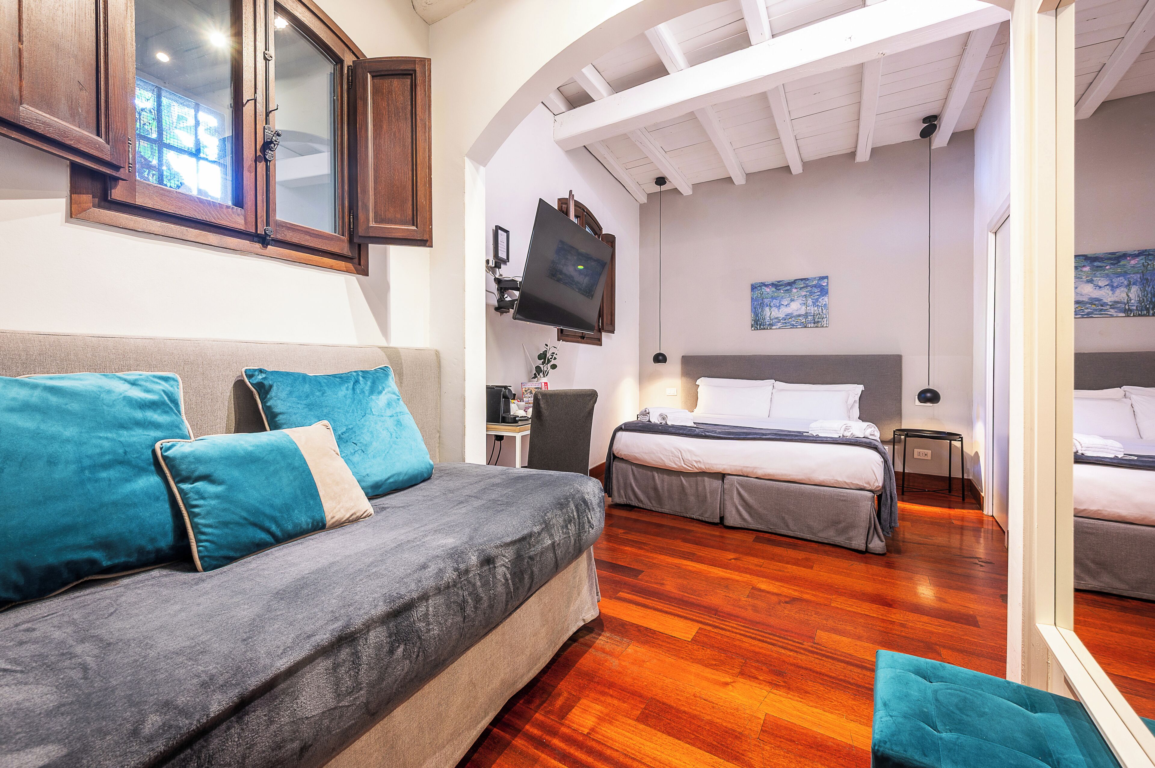 Kolmen hengen standard-huone | Ylelliset vuodevaatteet, minibaari, tallelokero huoneessa, työpöytä