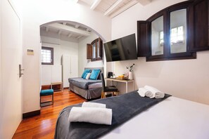 Kolmen hengen standard-huone | Ylelliset vuodevaatteet, minibaari, tallelokero huoneessa, työpöytä